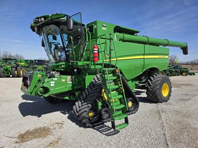 John Deere S780 Combine