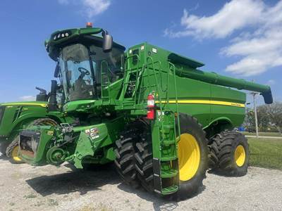John Deere S780 Combine