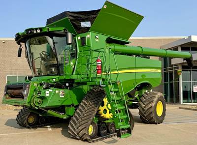 John Deere S780 Combine