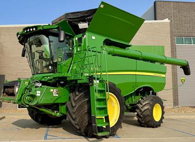 John Deere S780 Combine