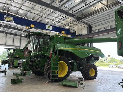 John Deere S780 Combine