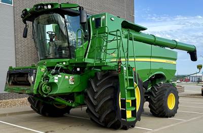 John Deere S780 Combine