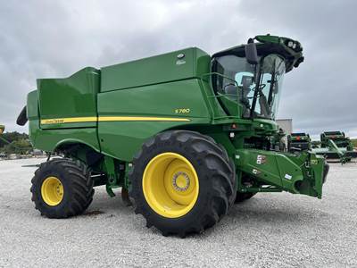 John Deere S780 Combine