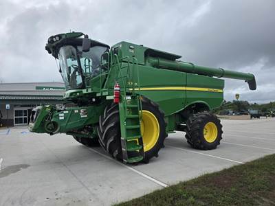 John Deere S780 Combine