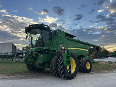 John Deere S780 Combine
