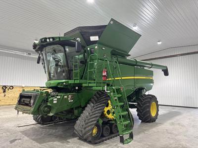 John Deere S790 Combine