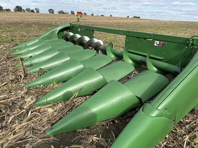 John Deere 608C Corn Head