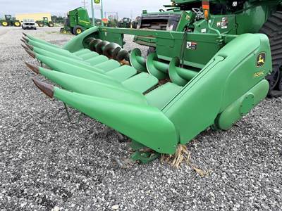 John Deere 608C Corn Head