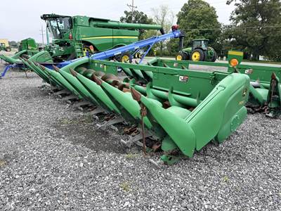 John Deere 608C Corn Head