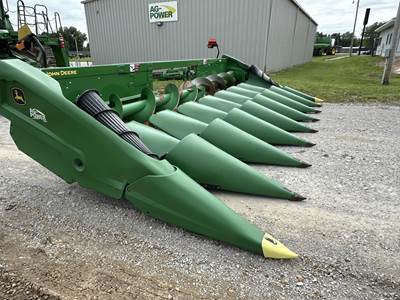 John Deere C8R Corn Head