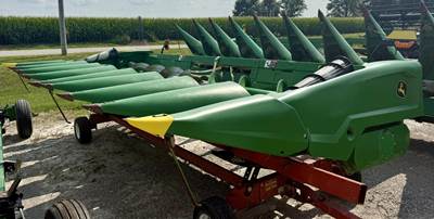 John Deere C8R Corn Head