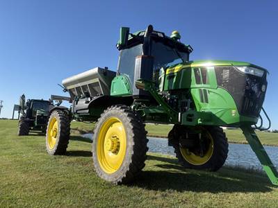 John Deere 400R Self-Propelled Dry Fertilizer Applicator