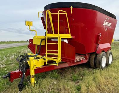 Supreme International 1200T Feed Wagon