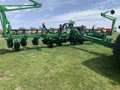 John Deere 1765 Planter / Row Unit