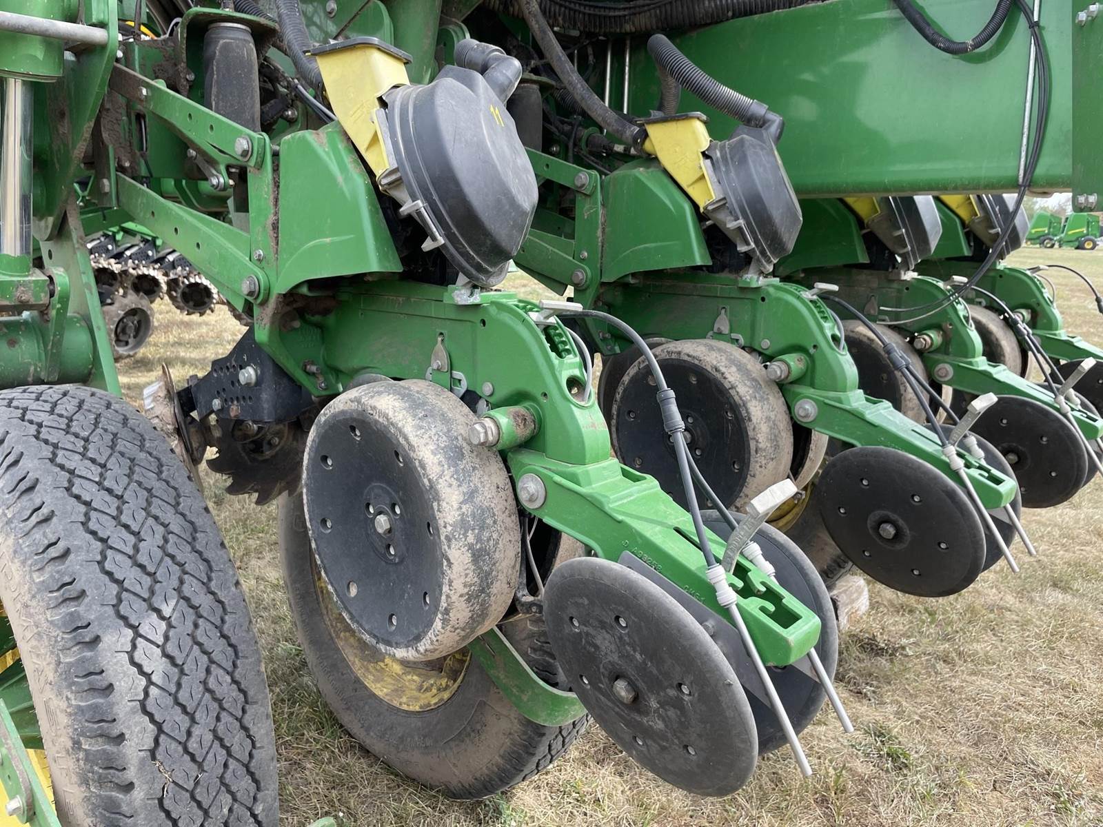 2016 John Deere 1775NT Planter / Row Unit For Sale Stanberry, MO pending trade