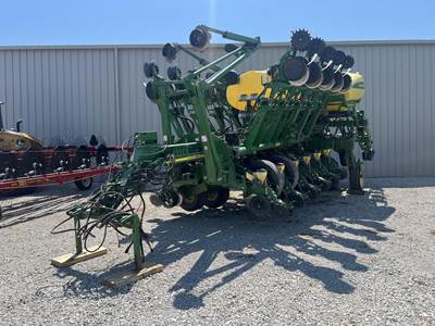 John Deere 1790 Planter / Row Unit