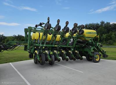 John Deere 1790 Planter / Row Unit