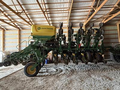 John Deere 1795 Planter / Row Unit