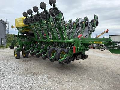 John Deere 1795 Planter / Row Unit