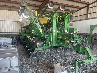 John Deere 1795 Planter / Row Unit