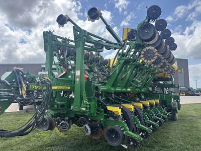 John Deere 1795 Planter / Row Unit