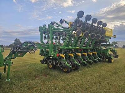 John Deere 1795 Planter / Row Unit