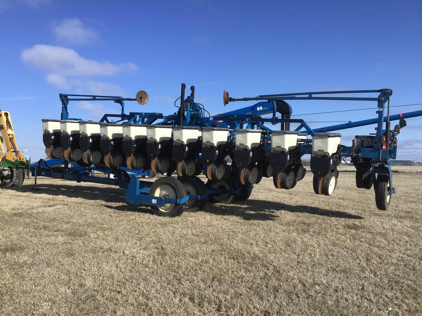 2002 Kinze 3600 Planter / Row Unit For Sale Maryville, MO 86205