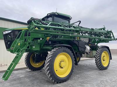 John Deere 408R Self-Propelled Sprayer