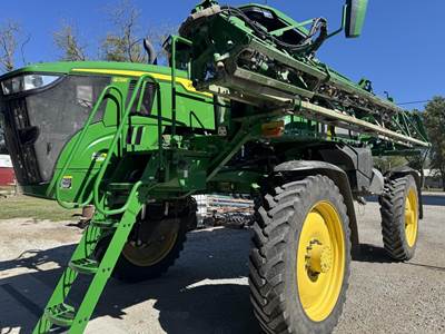 John Deere 408R Self-Propelled Sprayer