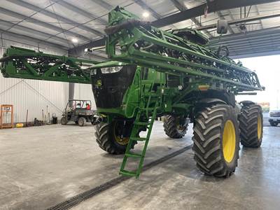 John Deere 410R Self-Propelled Sprayer
