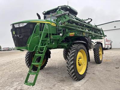 John Deere 410R Self-Propelled Sprayer