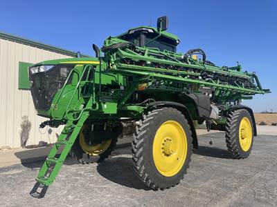 John Deere 410R Self-Propelled Sprayer