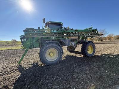 John Deere 410R Self-Propelled Sprayer