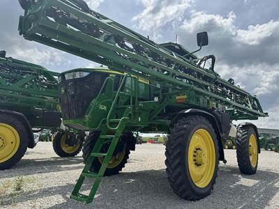 John Deere 410R Self-Propelled Sprayer