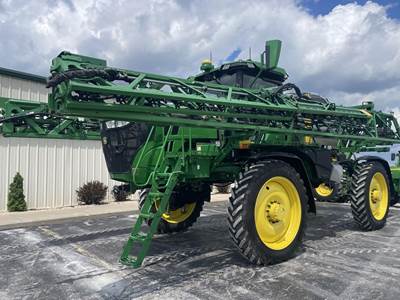 John Deere 412R Self-Propelled Sprayer