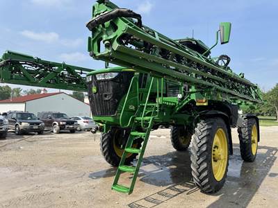 John Deere 412R Self-Propelled Sprayer
