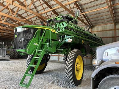 John Deere 412R Self-Propelled Sprayer