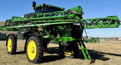 John Deere 412R Self-Propelled Sprayer