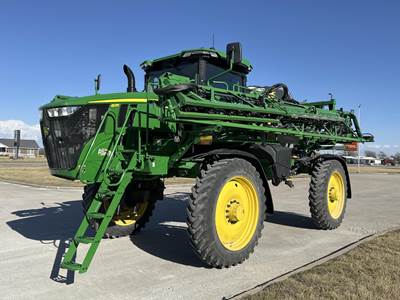 John Deere 412R Self-Propelled Sprayer
