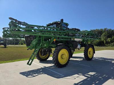 John Deere 412R Self-Propelled Sprayer