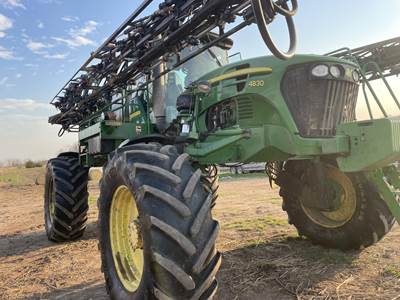 John Deere 4830 Self-Propelled Sprayer
