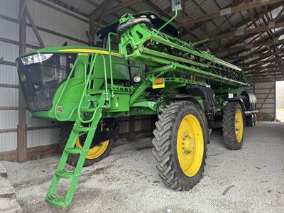 John Deere R4030 Self-Propelled Sprayer