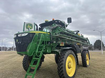 John Deere R4038 Self-Propelled Sprayer
