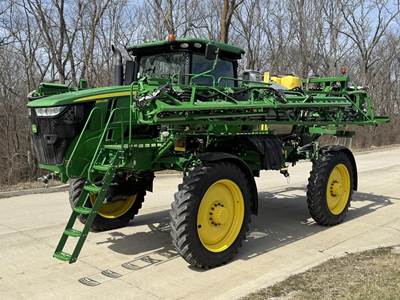 John Deere R4038 Self-Propelled Sprayer