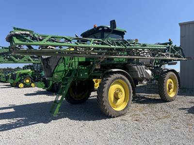 John Deere R4038 Self-Propelled Sprayer