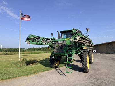 John Deere R4038 Self-Propelled Sprayer
