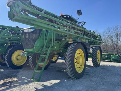 John Deere R4045 Self-Propelled Sprayer