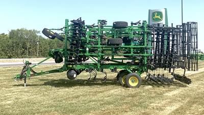 John Deere 2330 Soil Finisher