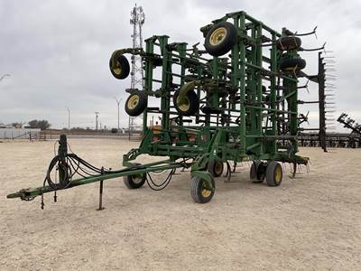John Deere 2400 Chisel Plow