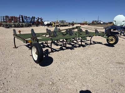 John Deere 610 Chisel Plow